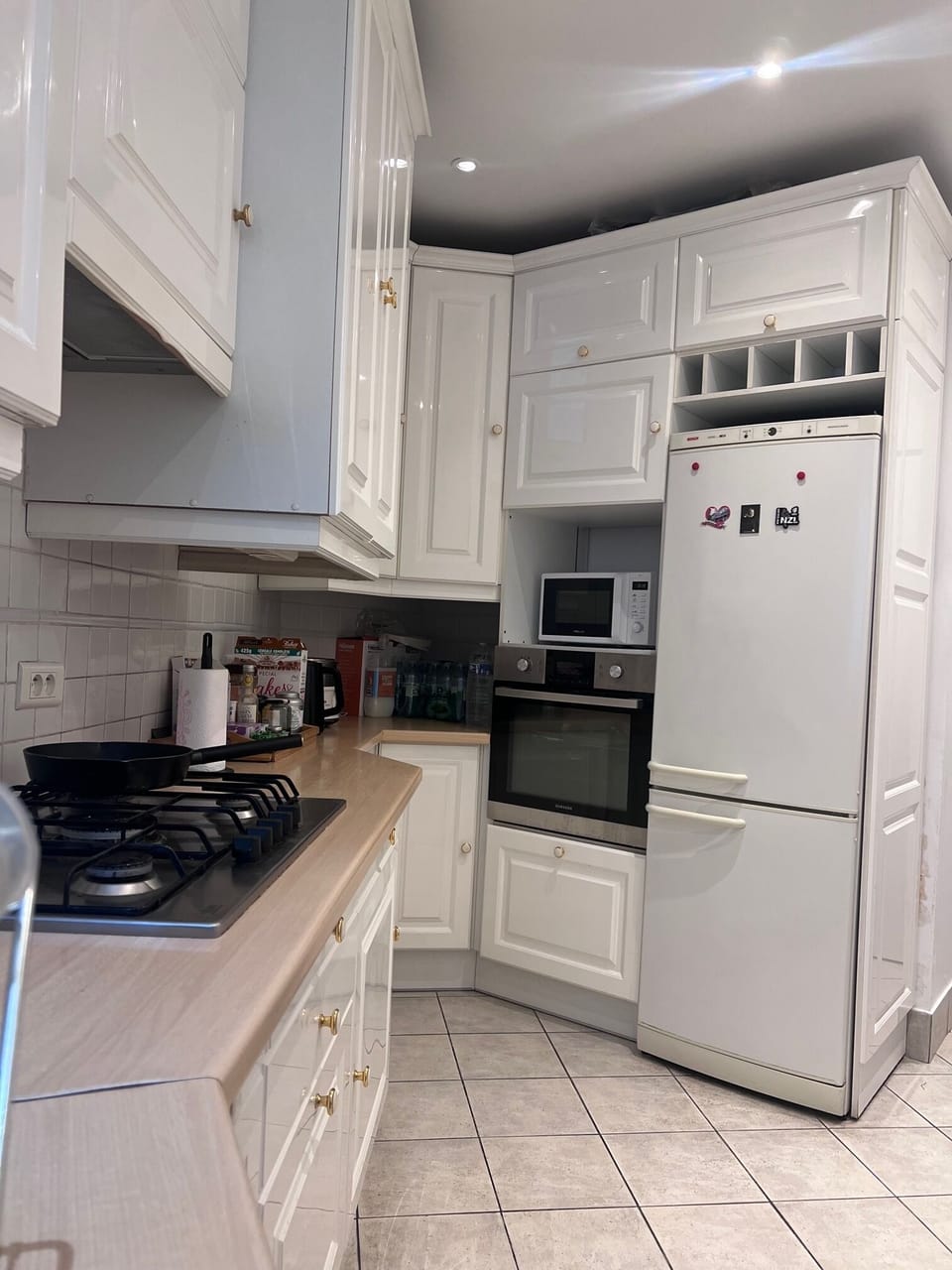 Full-size fridge, microwave, oven, stovetop