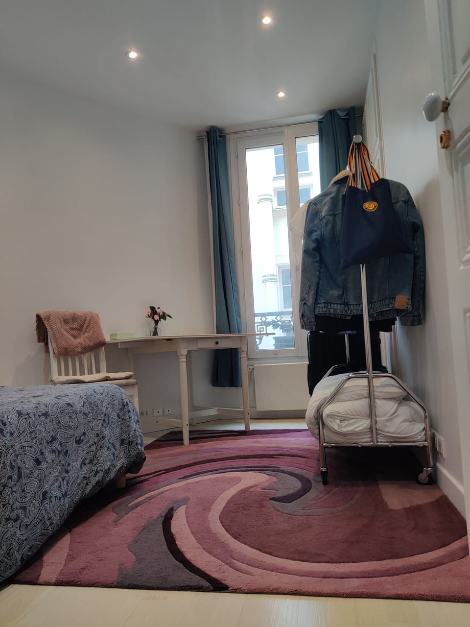 Eiffel Bliss (Use of 2nd room = Double rate to be paid on site + to be confirmed in advance) | Blackout drapes, iron/ironing board, free WiFi, bed sheets