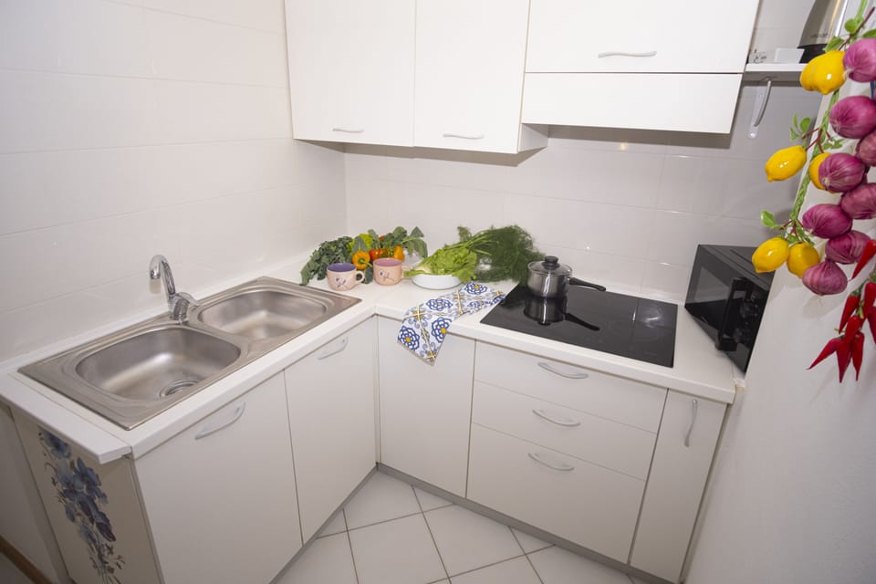 Comfort House | Private kitchen | Full-size fridge, microwave, espresso maker, coffee/tea maker