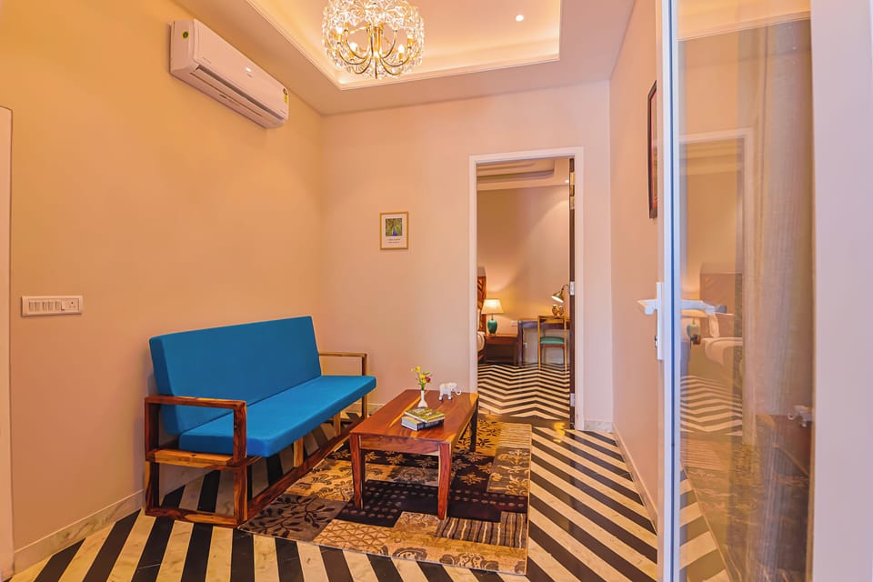 Luxury Suite | Living area | Books