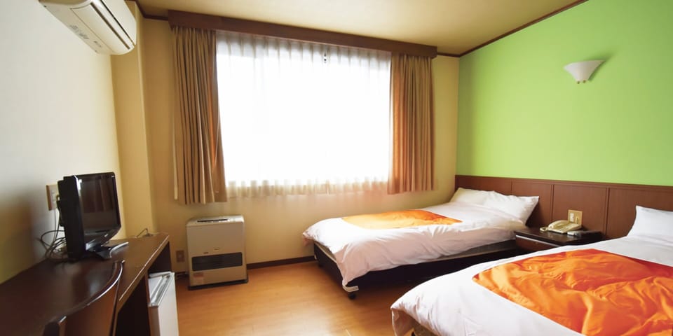 Basic Twin Room | In-room safe, individually decorated, individually furnished, desk