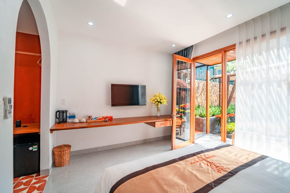 Deluxe Suite | Desk, laptop workspace, blackout drapes, iron/ironing board