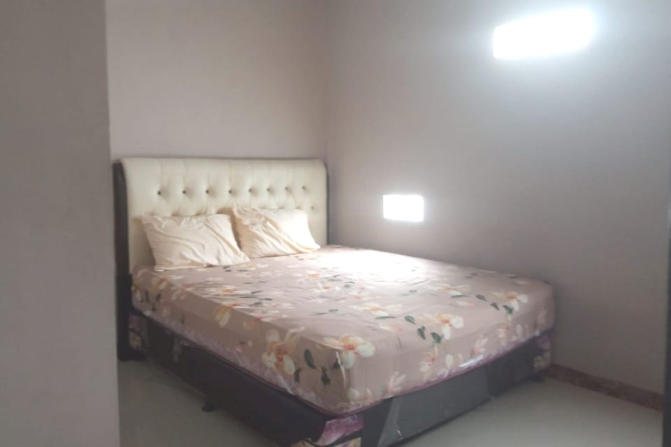 Standard Double Room | Desk, free WiFi, bed sheets