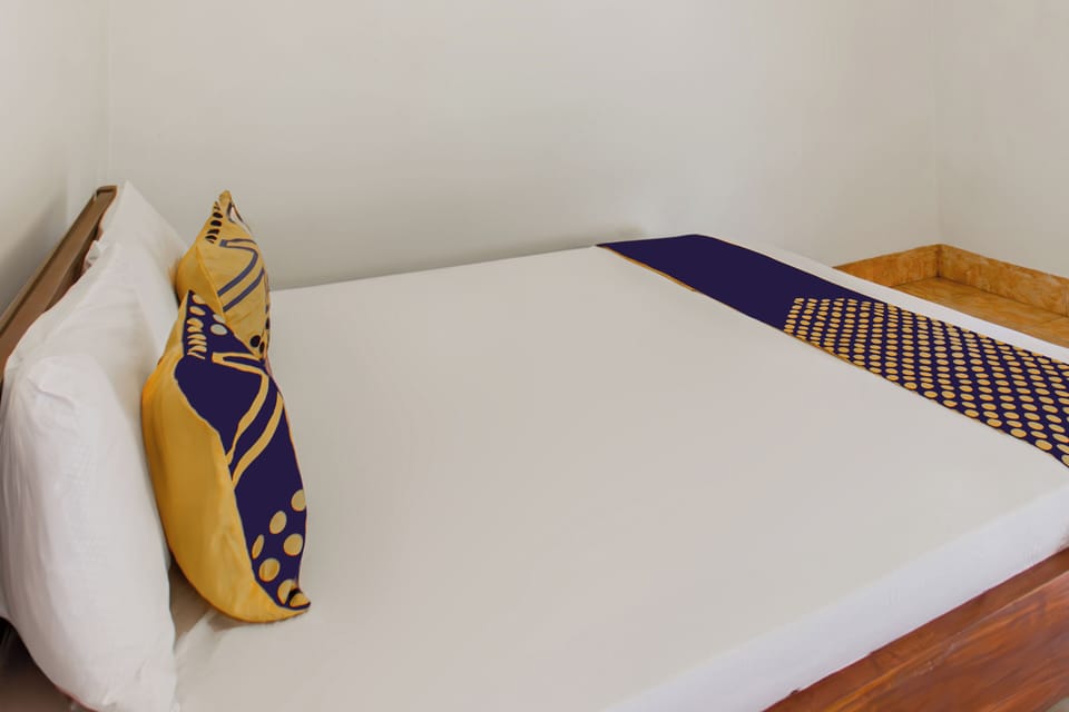Economy Double Room | Desk, WiFi (free), bed sheets