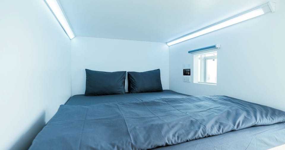 Desk, soundproofing, free WiFi, bed sheets