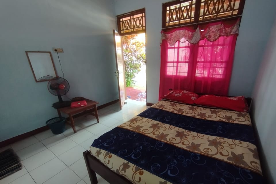 Economy Double Room | Desk, WiFi (free), bed sheets