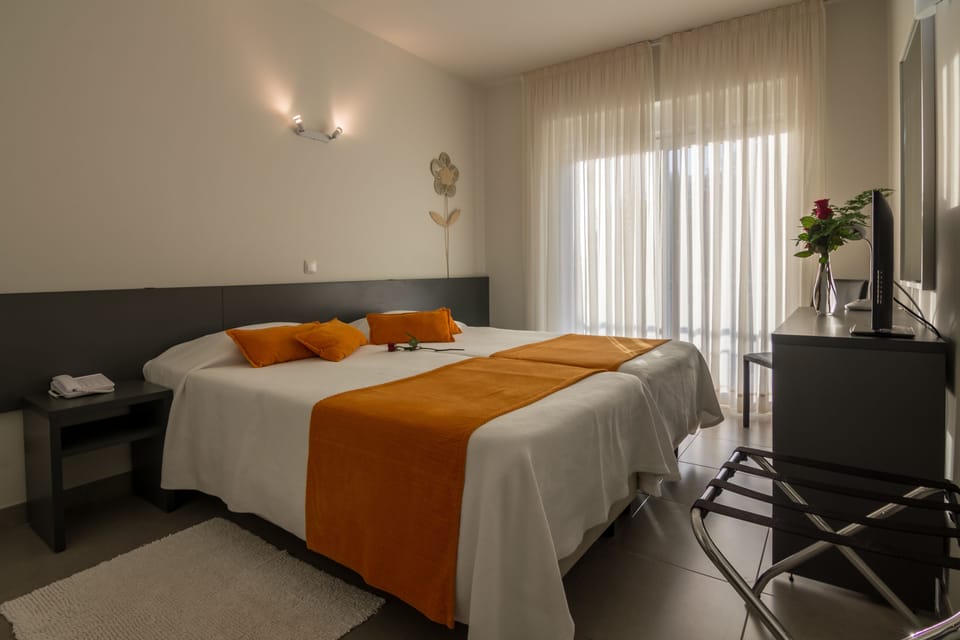 Minibar, soundproofing, free WiFi, bed sheets