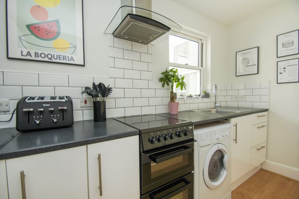 Classic Apartment, Non Smoking | Private kitchen | Stovetop, electric kettle