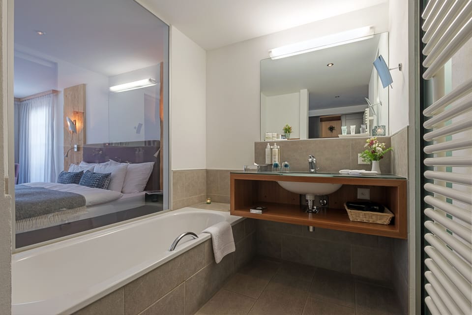 Alpine Junior Suite Matterhorn | Bathroom | Separate tub and shower, rainfall showerhead, free toiletries