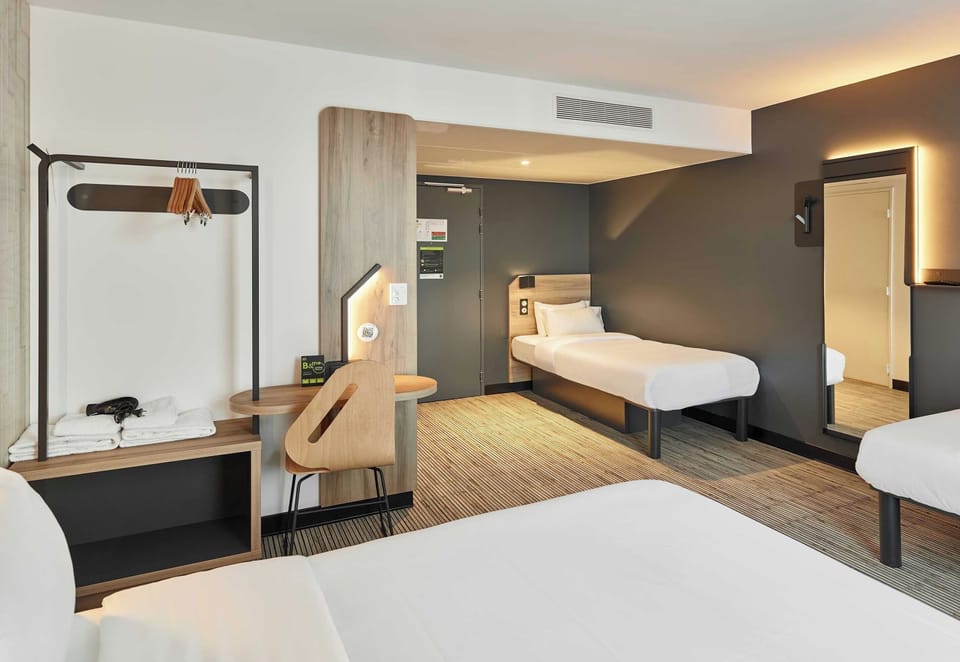 Quadruple Room, Non Smoking | Desk, free WiFi, bed sheets