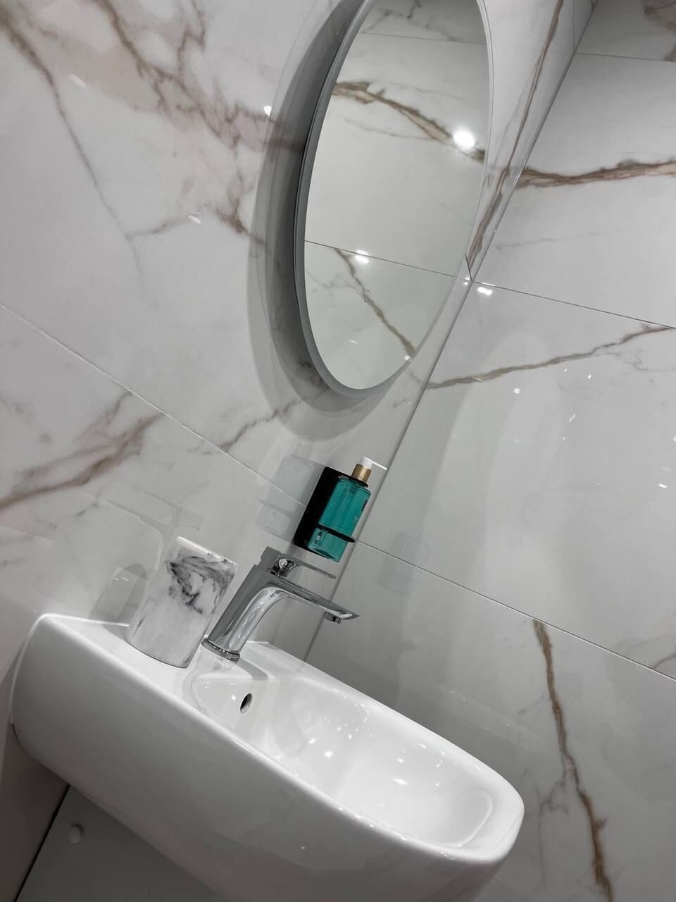 Deluxe Double Room | Bathroom | Free toiletries, hair dryer