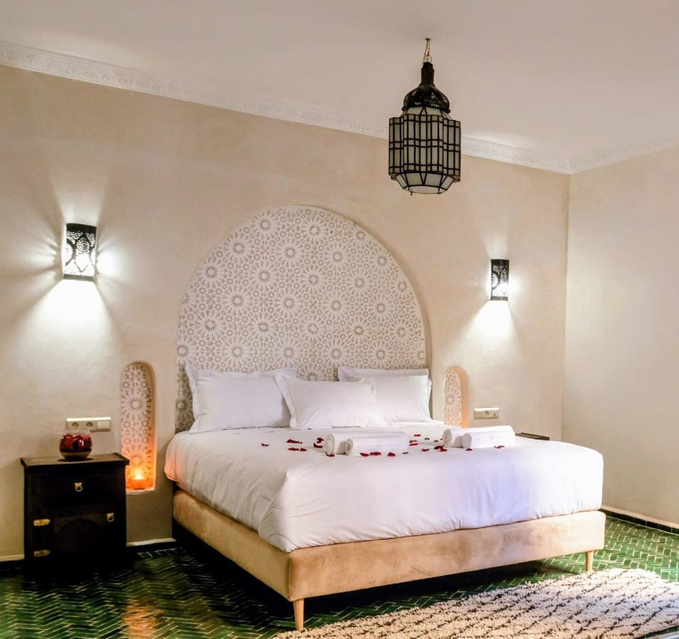 Deluxe Suite | Iron/ironing board, bed sheets
