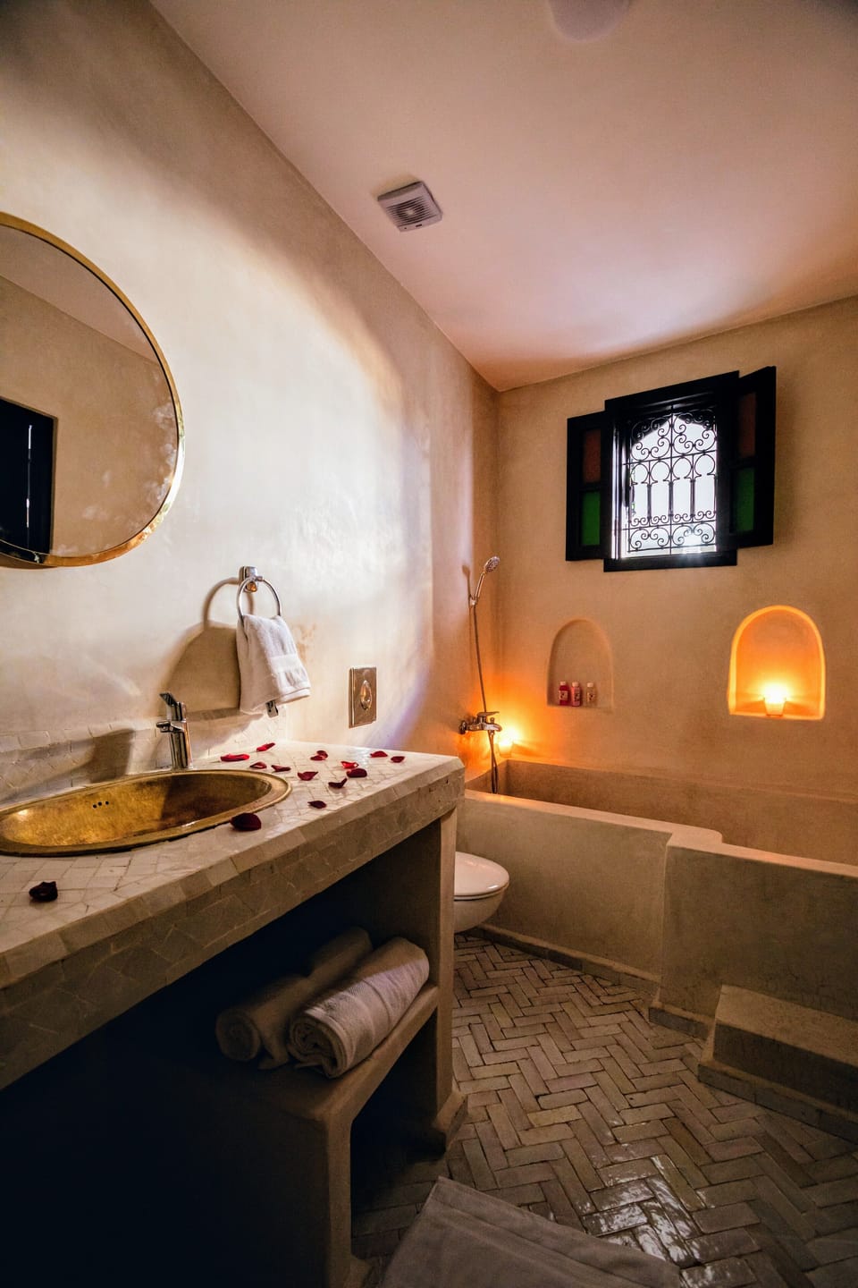 Superior Twin Room | Bathroom | Free toiletries, bidet, towels