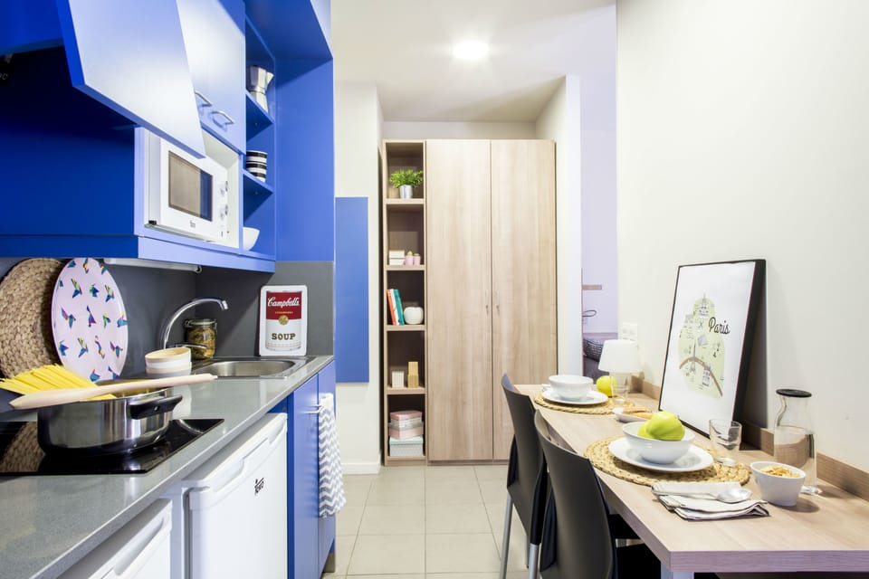 Classic Studio (double) | Private kitchenette | Fridge, microwave, coffee/tea maker, cookware/dishes/utensils