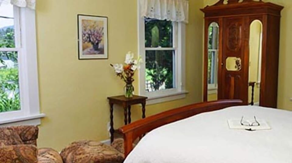 Sherwood Room, 1 Queen Bed, Garden View with Detached Bathroom | Free WiFi, bed sheets