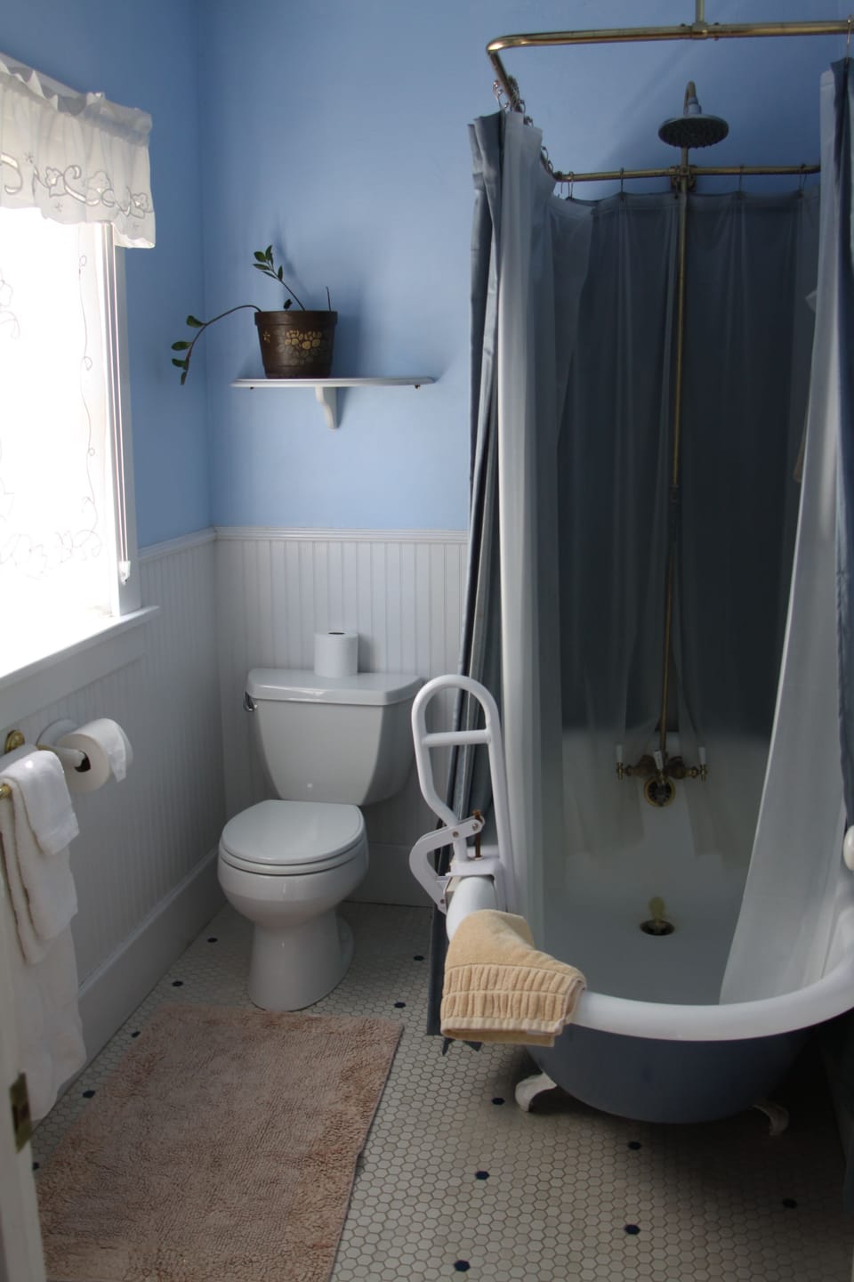 Storm Room, 1 Queen Bed, Vineyard View | Bathroom | Combined shower/tub, hair dryer, bathrobes, slippers