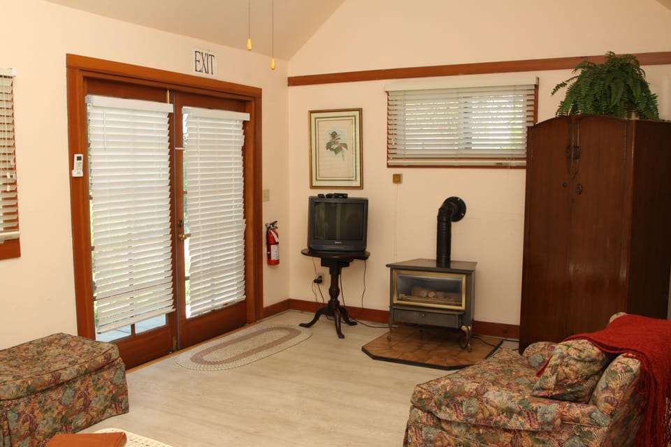 Cottage, 1 Queen Bed with Sofa bed, Patio | WiFi (free), bed sheets