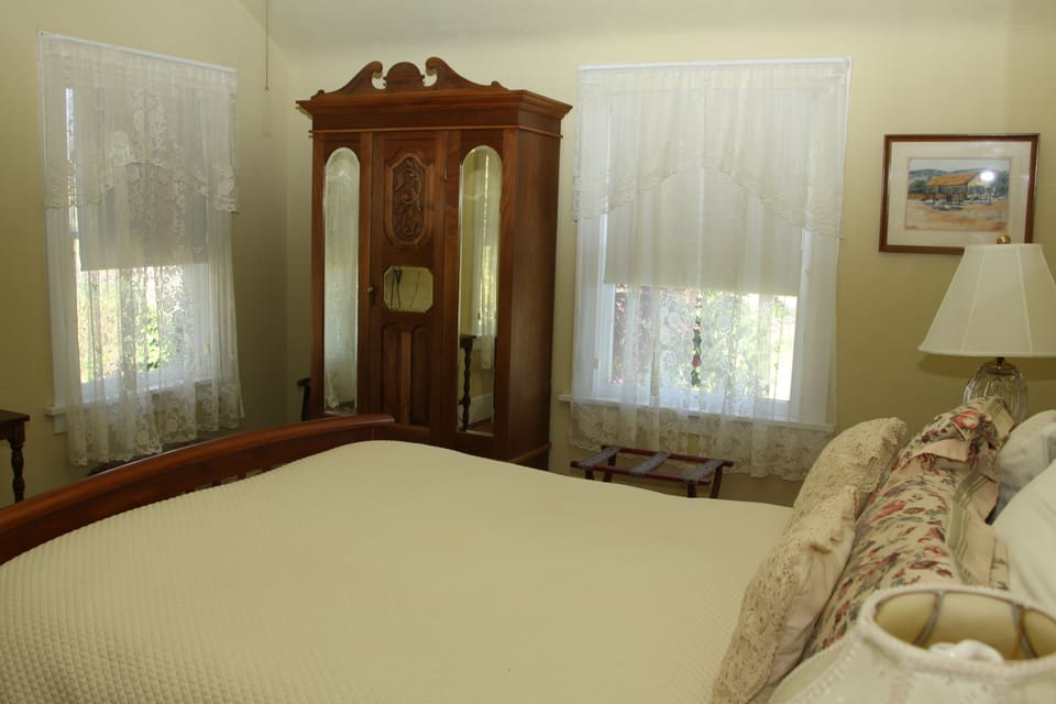 Sherwood Room, 1 Queen Bed, Garden View with Detached Bathroom | Free WiFi, bed sheets