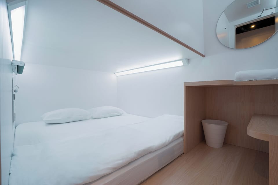 Earth Double | Desk, soundproofing, free WiFi, bed sheets