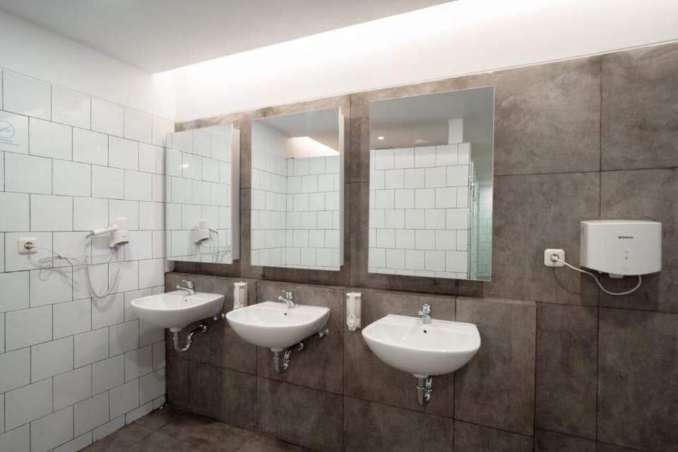 Shower, rainfall showerhead, free toiletries, hair dryer