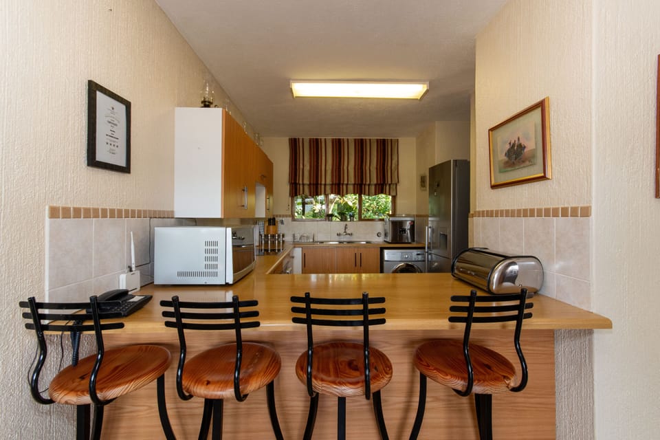 Full-size fridge, microwave, oven, stovetop
