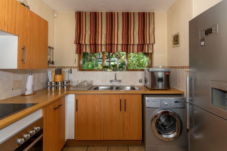 Full-size fridge, microwave, oven, stovetop