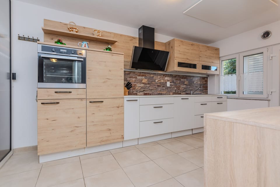 Family House | Private kitchen | Full-size fridge, microwave, oven, dishwasher