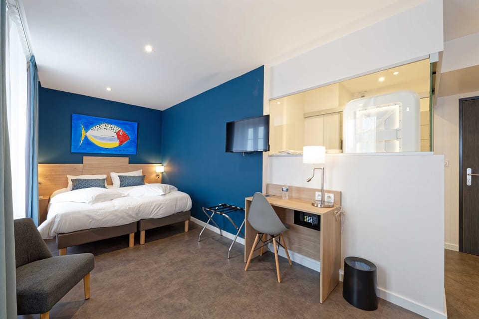 Standard Double Room | Desk, laptop workspace, soundproofing, free WiFi
