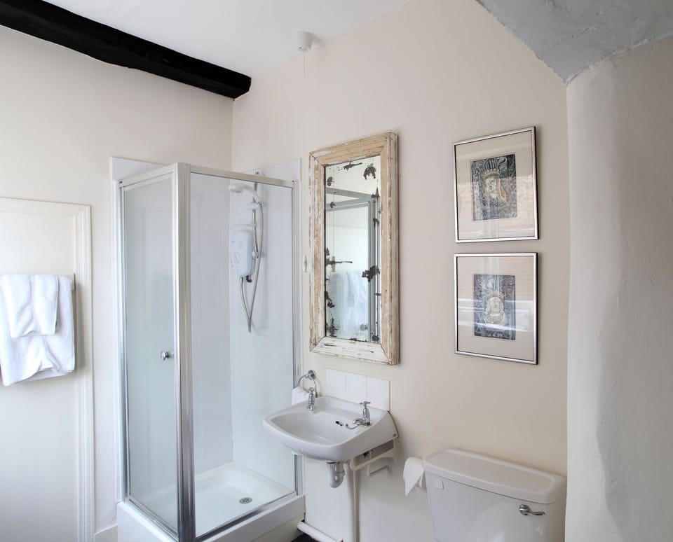 Deluxe Double Room, Ensuite | Bathroom | Shower, hair dryer, towels