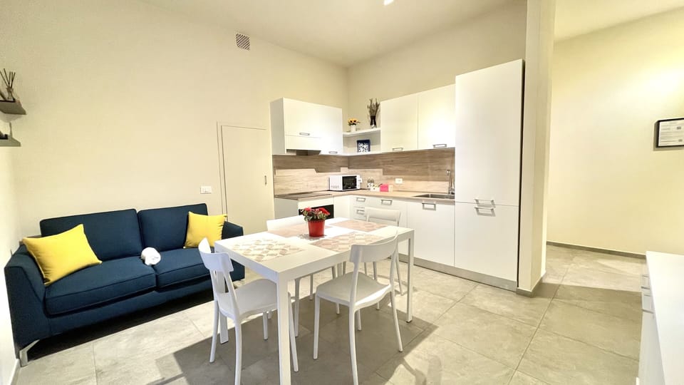 Full-size fridge, microwave, oven, stovetop