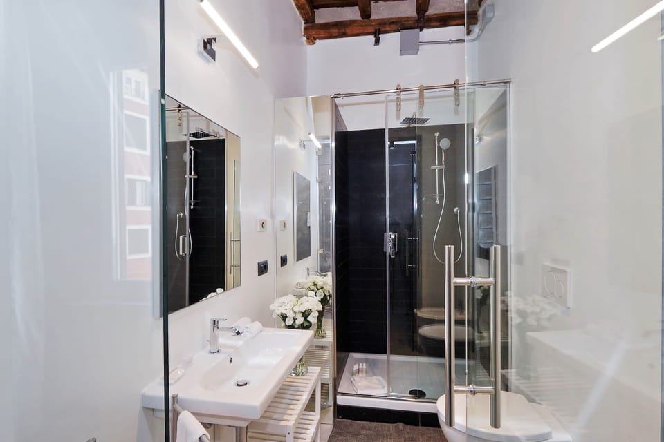 Comfort Suite (1° floor) | Bathroom | Shower, rainfall showerhead, free toiletries, hair dryer
