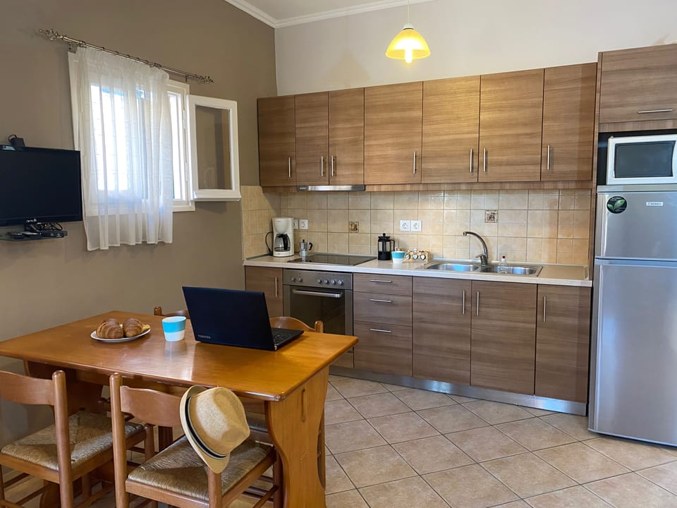 Standard Apartment | Private kitchen | Coffee/tea maker, electric kettle, dining tables
