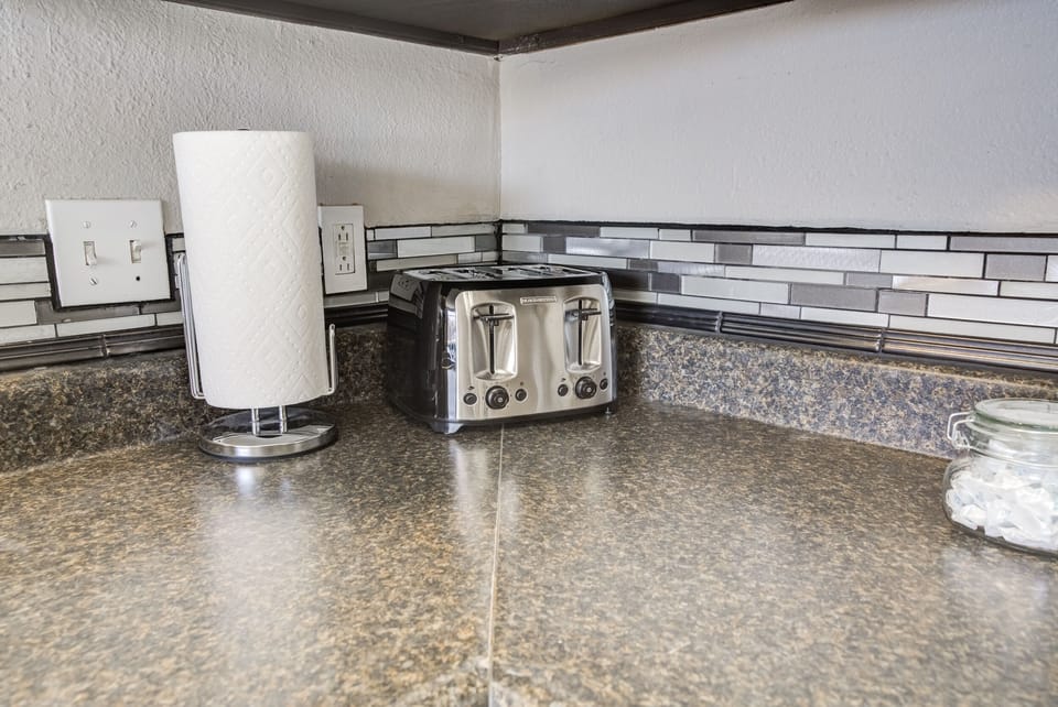 Private kitchen | Oven, stovetop, dishwasher, toaster