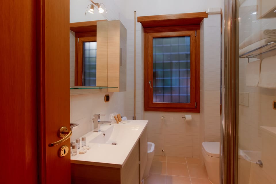 Superior Room | Bathroom | Free toiletries, hair dryer