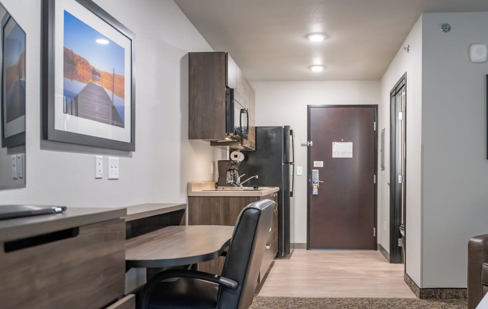 Full-size fridge, microwave, stovetop, coffee/tea maker