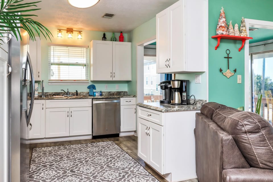 House, Multiple Beds (Sea Shell) | Private kitchen