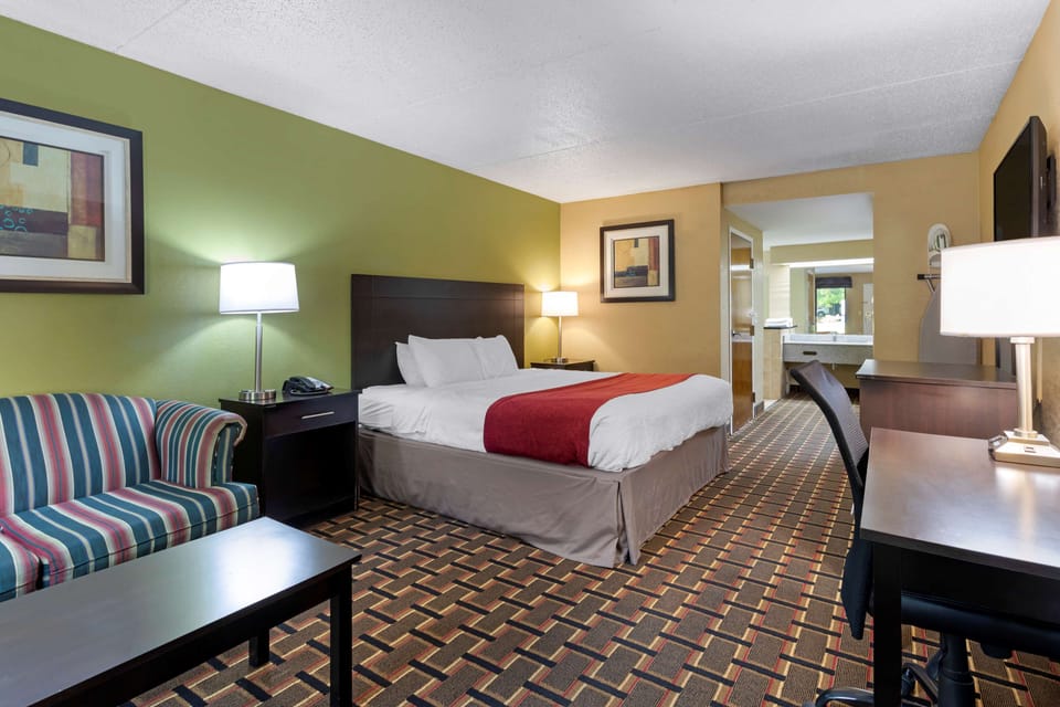 Laptop workspace, iron/ironing board, free WiFi, bed sheets