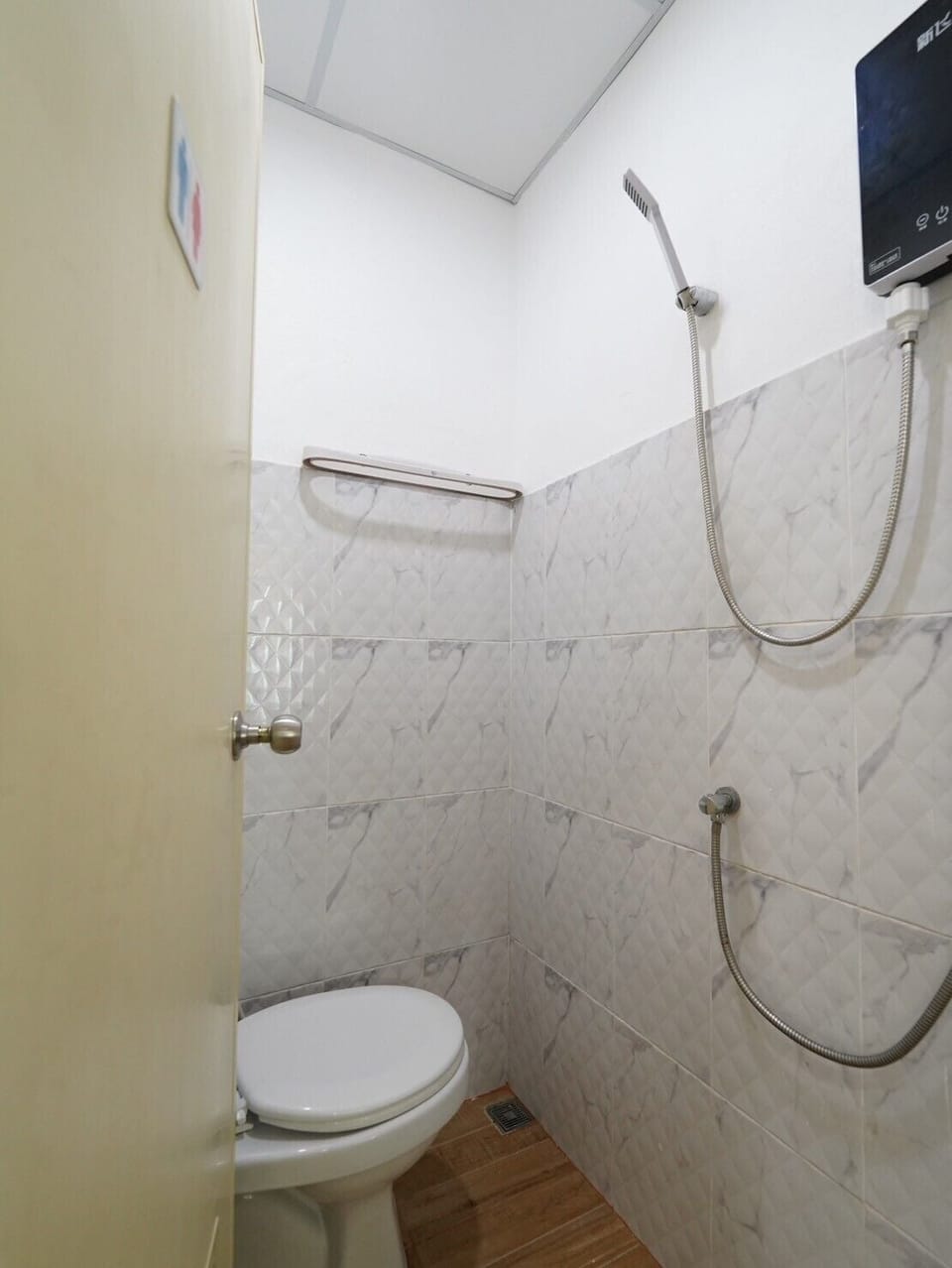 Shower, free toiletries, soap, shampoo