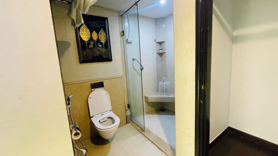 Superior Room with City View | Bathroom | Shower, rainfall showerhead, free toiletries, hair dryer