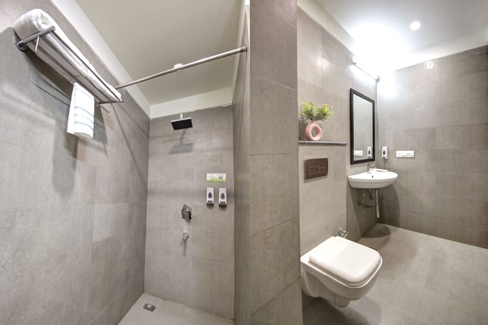 Shower, rainfall showerhead, free toiletries, hair dryer