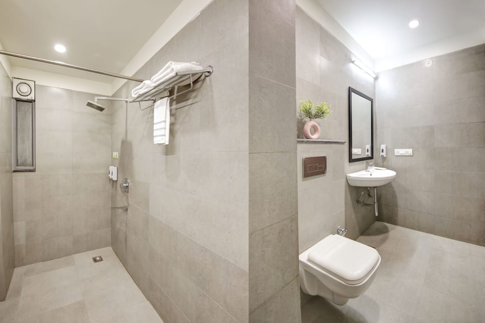 Family Room with Balcony | Bathroom | Shower, rainfall showerhead, free toiletries, hair dryer