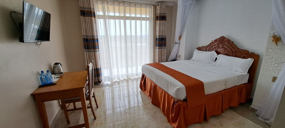 Classic Double Room | Bathroom | Bathrobes, towels, soap, shampoo