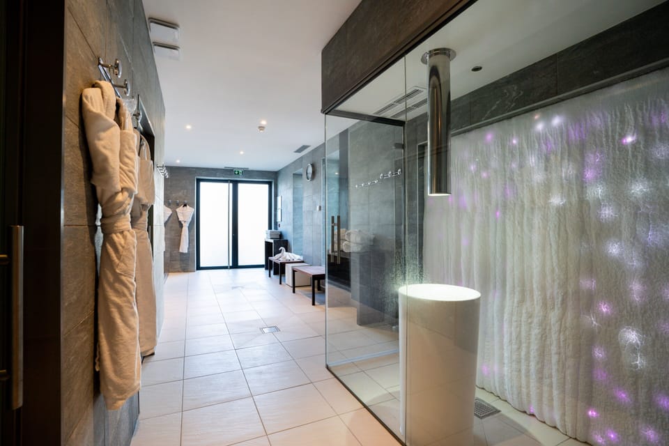 Sauna, hot tub, steam room, deep-tissue massages, Swedish massages