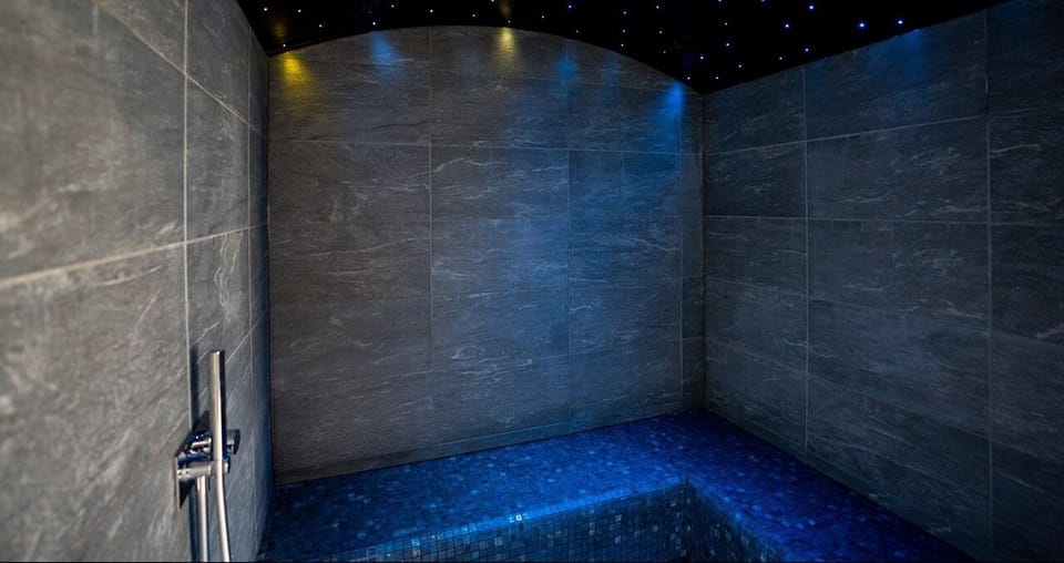 Sauna, hot tub, steam room, deep-tissue massages, Swedish massages