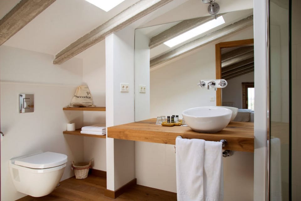 Deluxe Double or Twin Room, Garden View | Bathroom | Shower, free toiletries, hair dryer, bathrobes