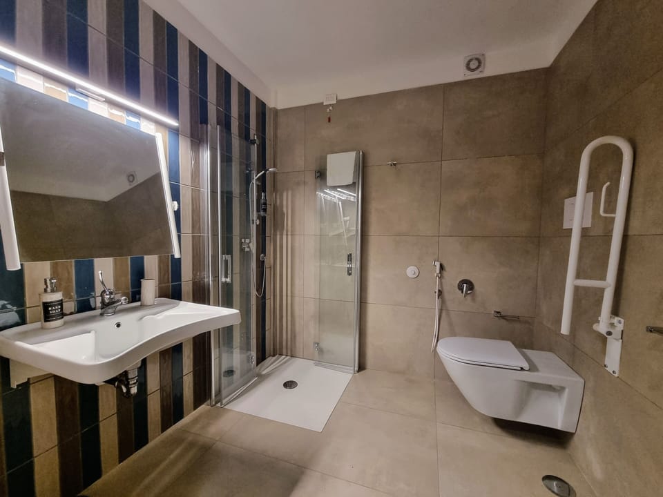 Family Room | Bathroom | Shower, rainfall showerhead, hair dryer, bidet