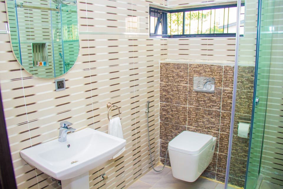 Standard Single Room, Non Smoking | Bathroom | Shower, free toiletries, bathrobes, towels