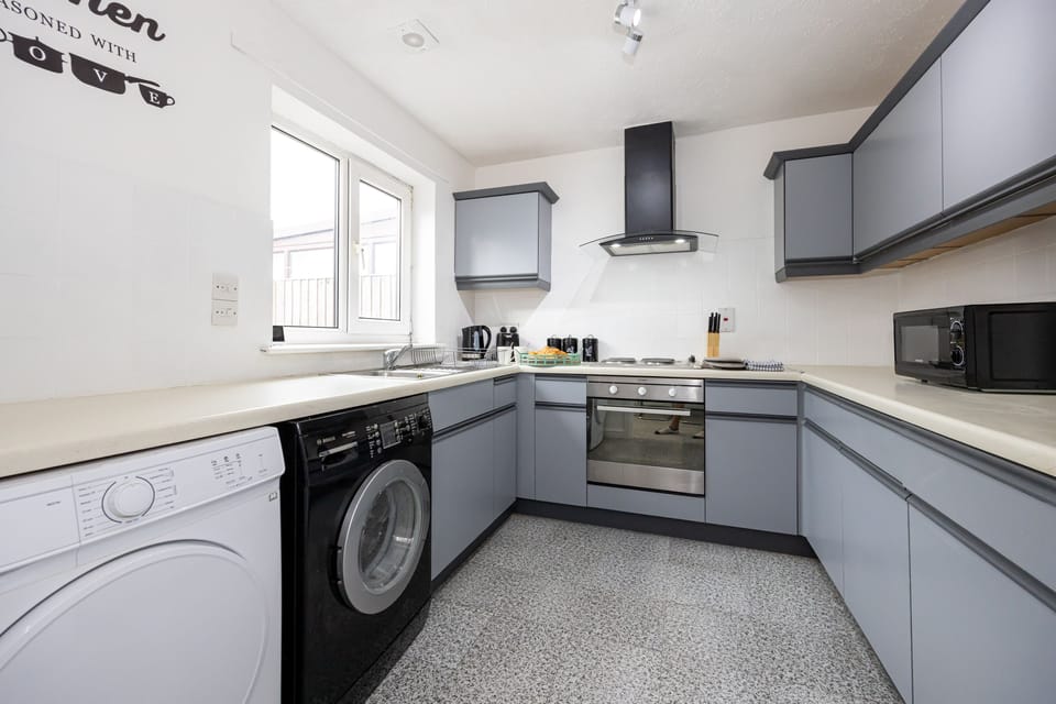 House | Private kitchen | Fridge, microwave, oven, stovetop