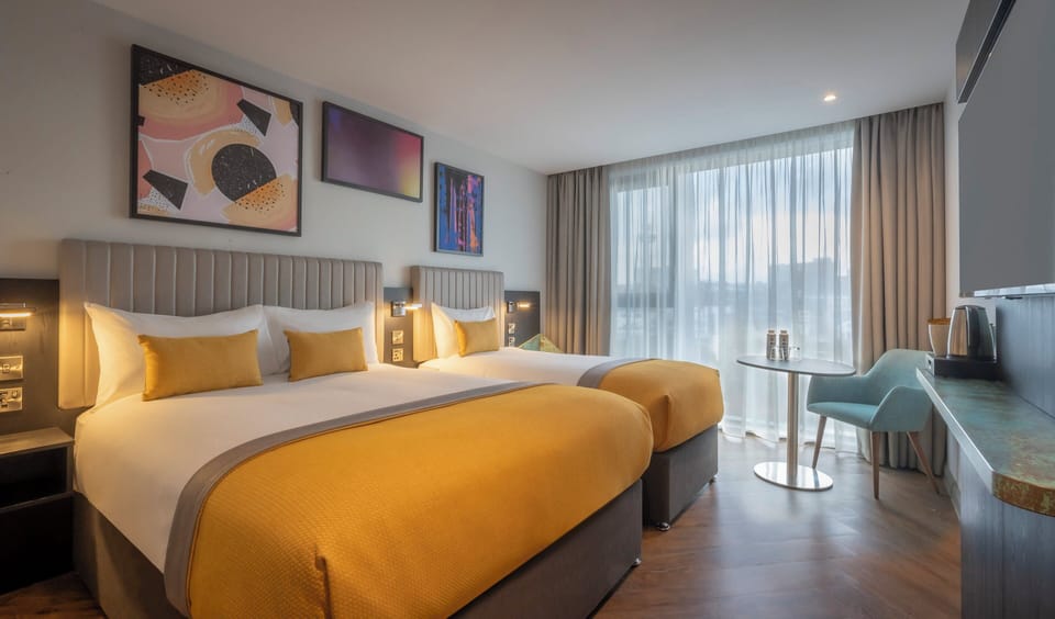 Deluxe Double & Single Room | Desk, bed sheets