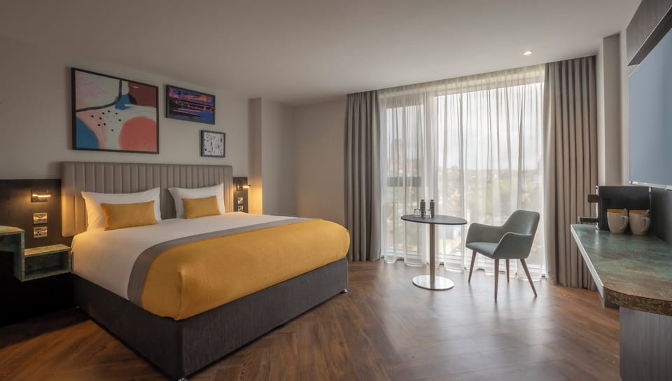 Executive King Room | Desk, bed sheets